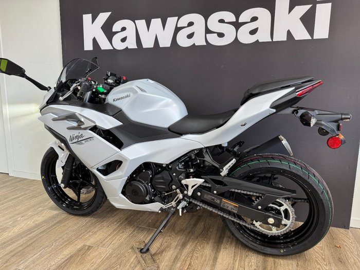 2025 Kawasaki NINJA 500 METALLIC MOONDUST GREY