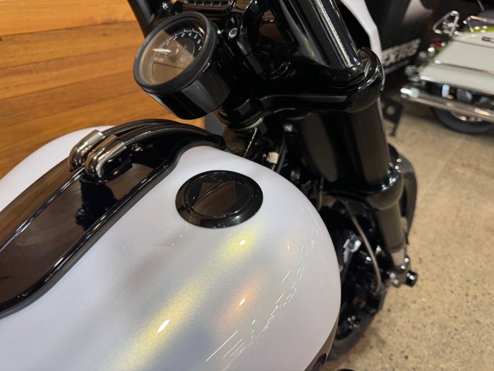 2017 Harley-davidson FXSE CVO PRO STREET BREAKOUT White