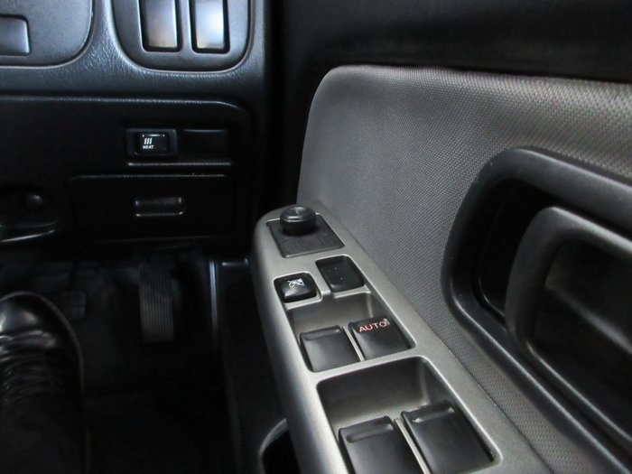 2012 Nissan Navara ST-R