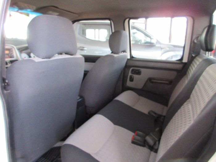 2012 Nissan Navara ST-R