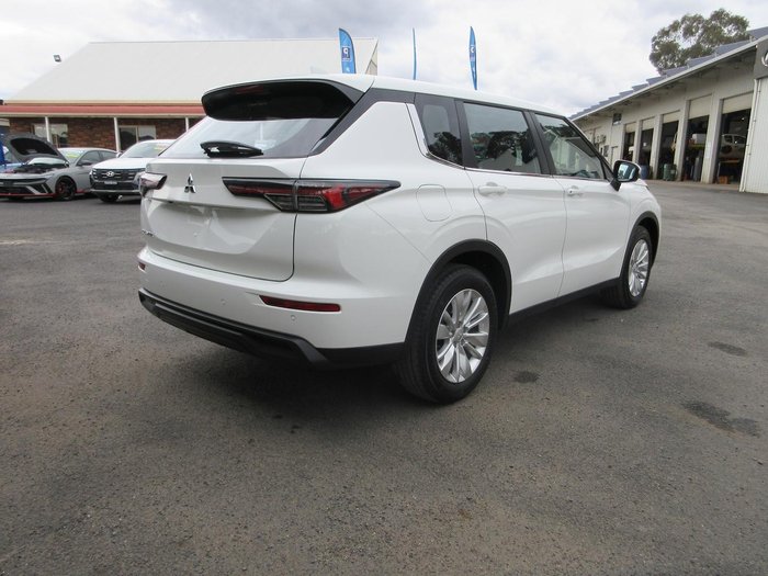 2025 Mitsubishi Outlander ES