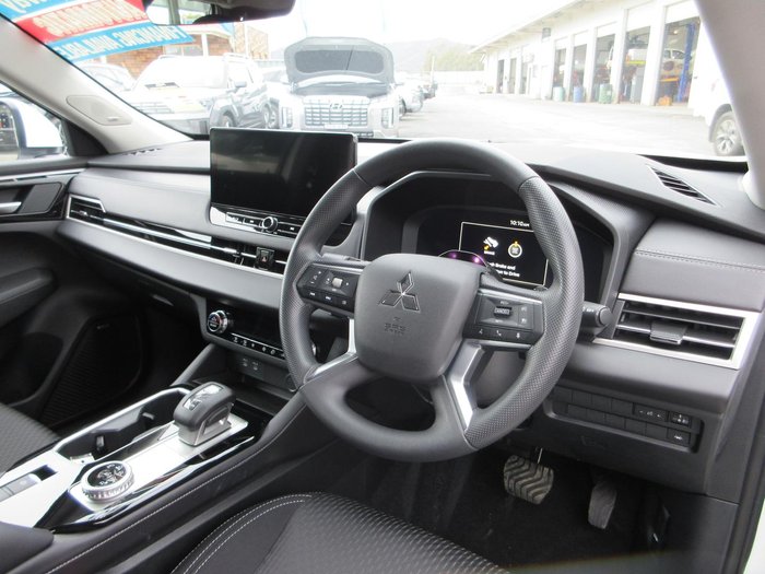 2025 Mitsubishi Outlander ES