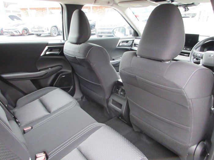 2025 Mitsubishi Outlander ES