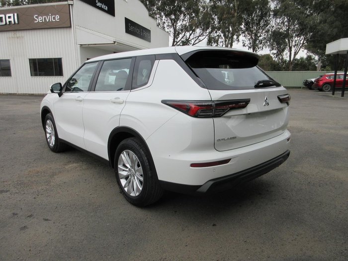 2025 Mitsubishi Outlander ES