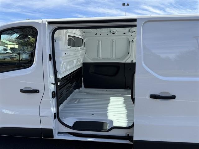2023 Renault Trafic Crew Pro X82 MY23 Glacier White
