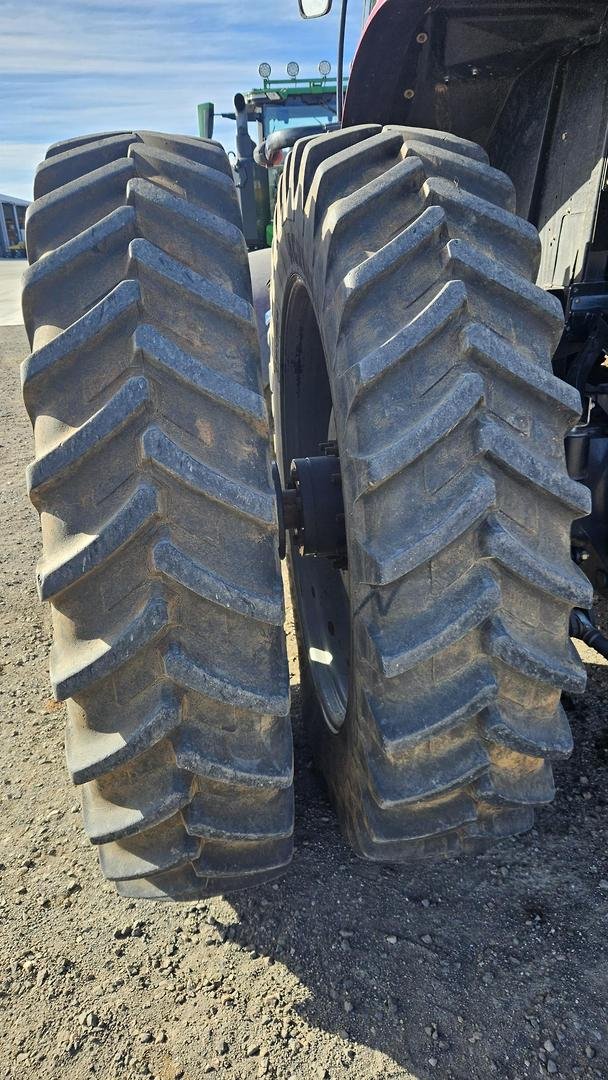 2016 Massey Ferguson 7724 Dyna 6 Red