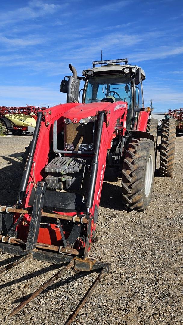2016 Massey Ferguson 7724 Dyna 6 Red