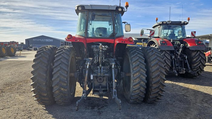 2016 Massey Ferguson 7724 Dyna 6 Red