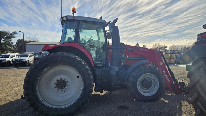 2016 Massey Ferguson 7724 Dyna 6 Red