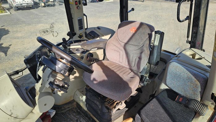 2016 Massey Ferguson 7724 Dyna 6 Red
