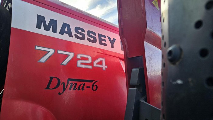 2016 Massey Ferguson 7724 Dyna 6 Red