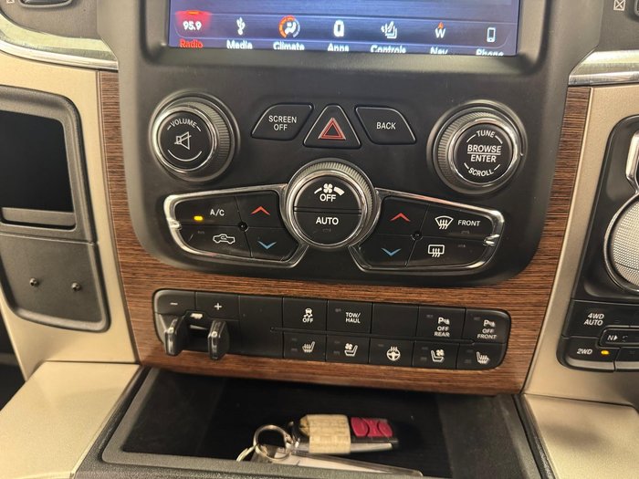 2019 RAM 1500 Laramie DS MY19 4X4 Dual Range Bright White