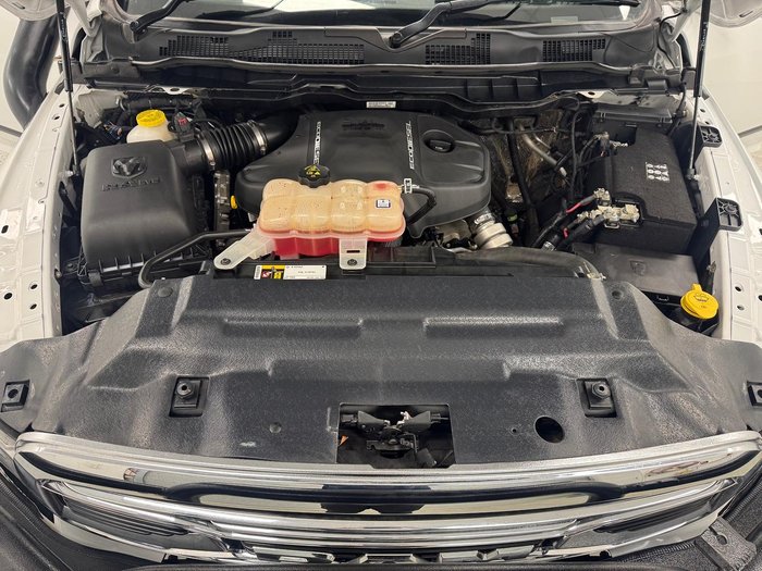 2019 RAM 1500 Laramie DS MY19 4X4 Dual Range Bright White