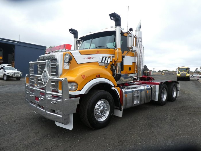2017 MACK Clxt Superliner YELLOW