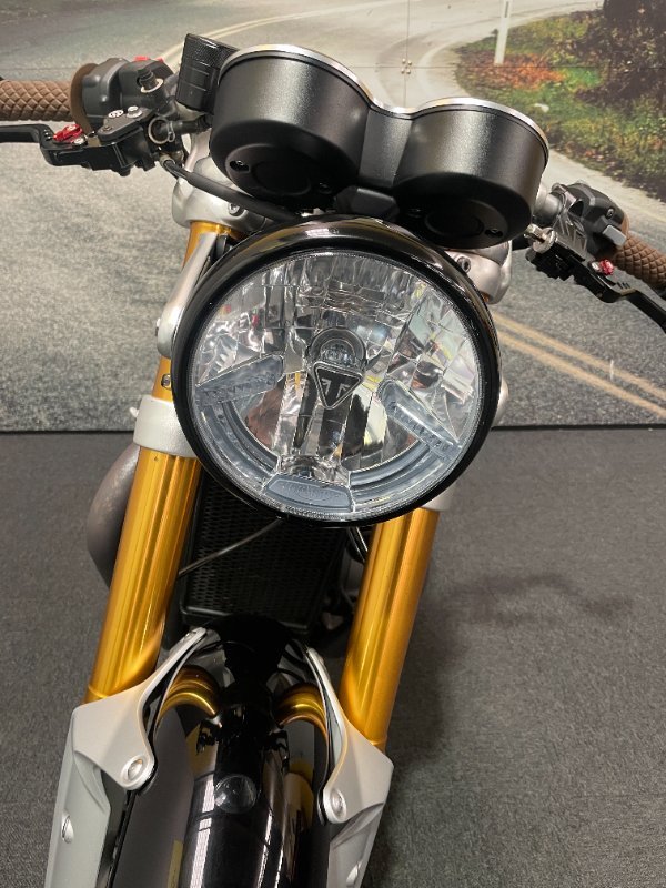 2019 Triumph THRUXTON R White