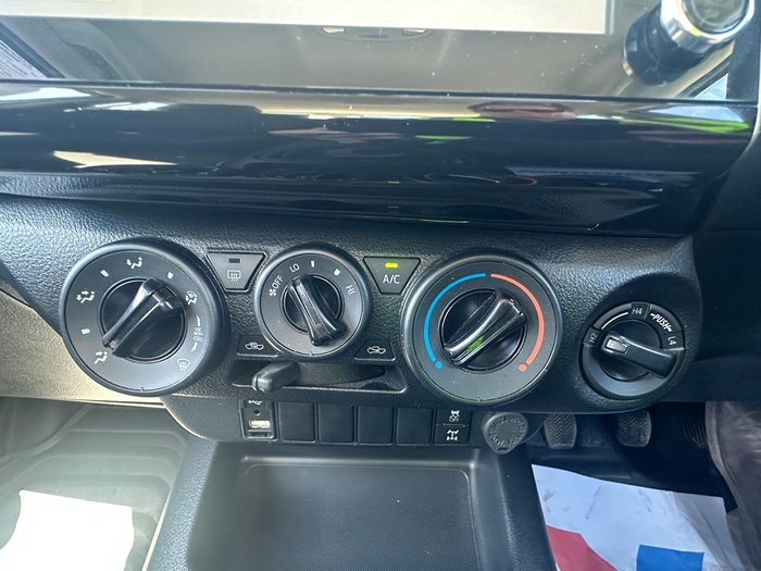 2023 Toyota Hilux SR