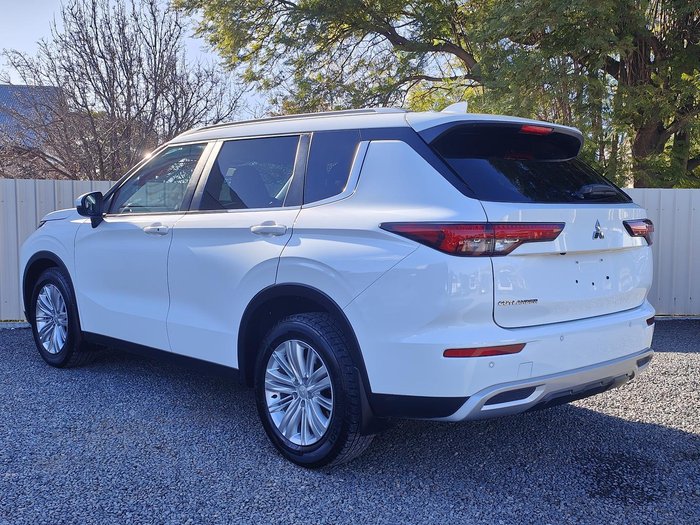 2022 Mitsubishi Outlander LS