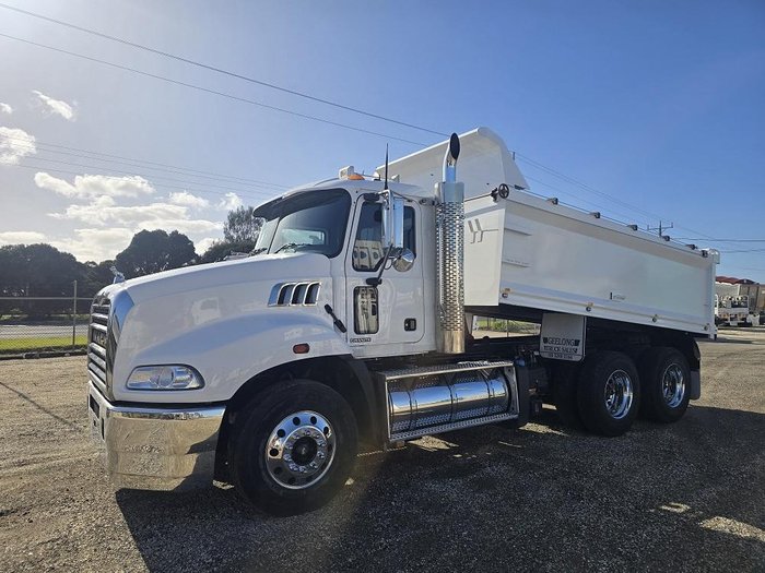 2016 Mack Granite White