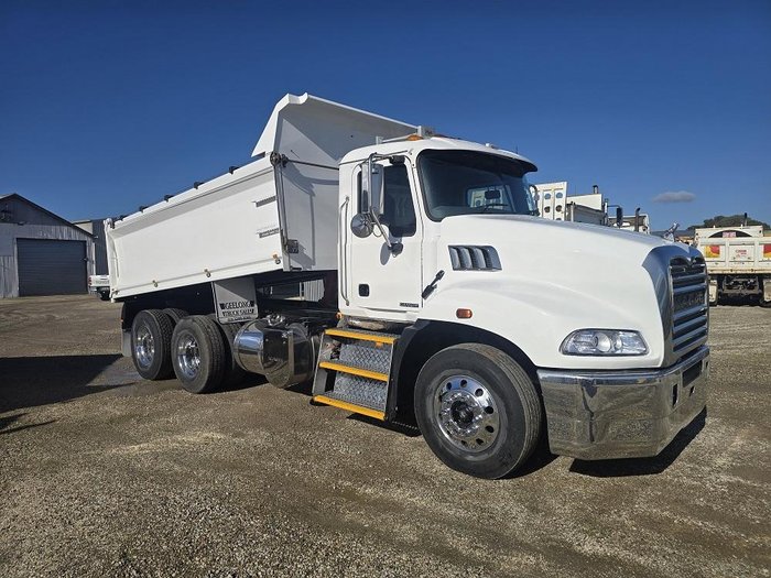 2016 Mack Granite White