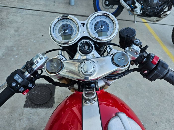 2017 Triumph THRUXTON R Red