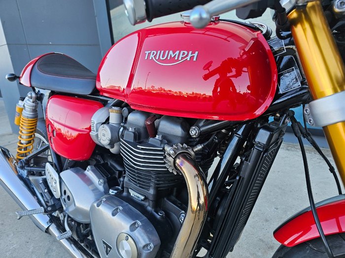 2017 Triumph THRUXTON R Red