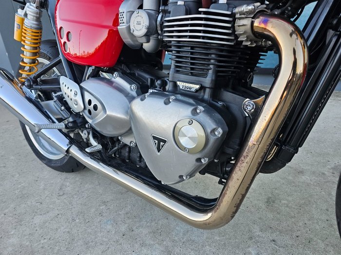 2017 Triumph THRUXTON R Red