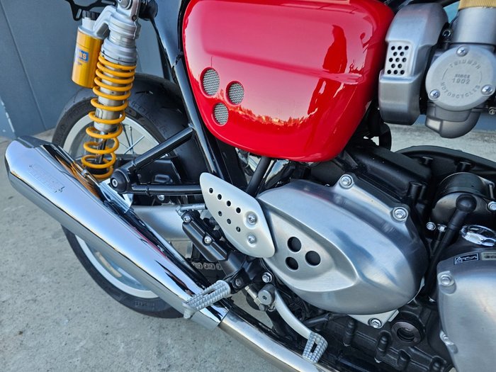 2017 Triumph THRUXTON R Red