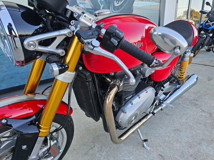 2017 Triumph THRUXTON R Red