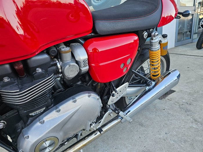 2017 Triumph THRUXTON R Red