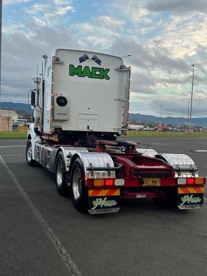 2017 Mack Superliner White
