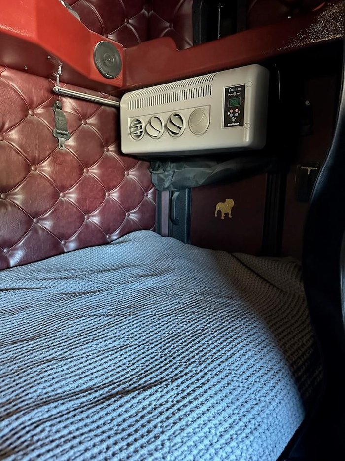 2017 Mack Superliner White