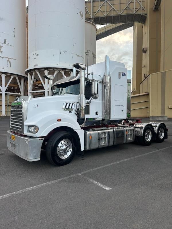 2017 Mack Superliner White