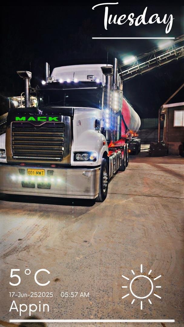 2017 Mack Superliner White