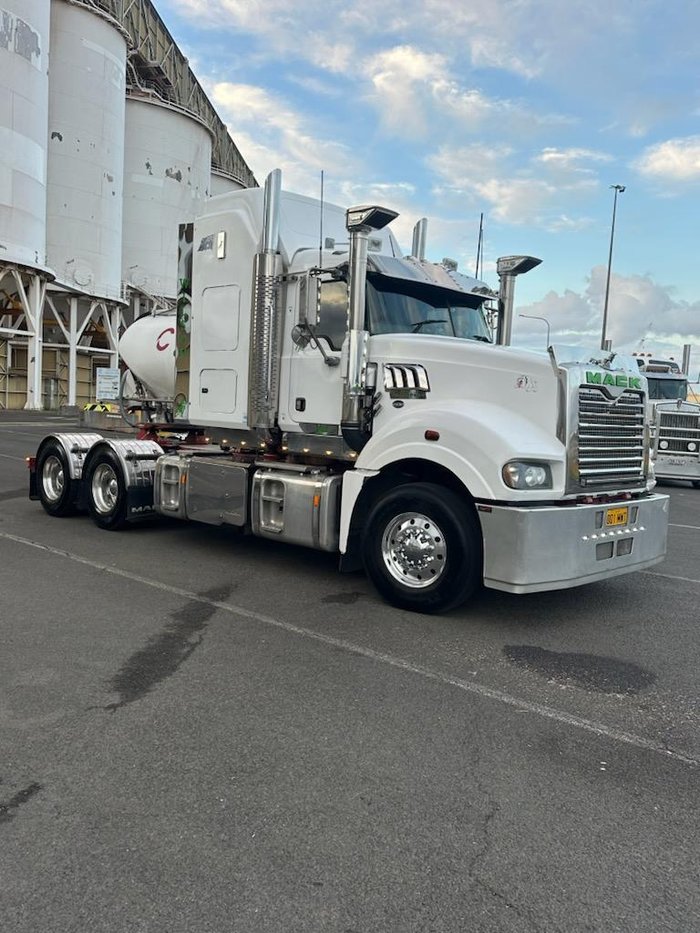 2017 Mack Superliner White