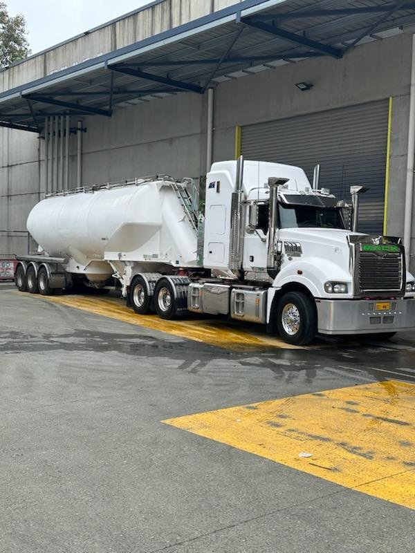 2017 Mack Superliner White