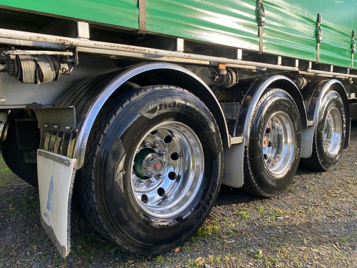 2010 Freighter 22 Pallet 45' Curtainsider Green