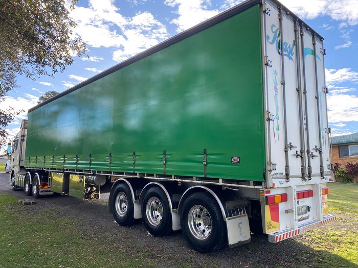2010 Freighter 22 Pallet 45' Curtainsider Green
