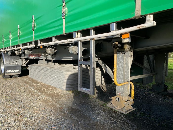 2010 Freighter 22 Pallet 45' Curtainsider Green