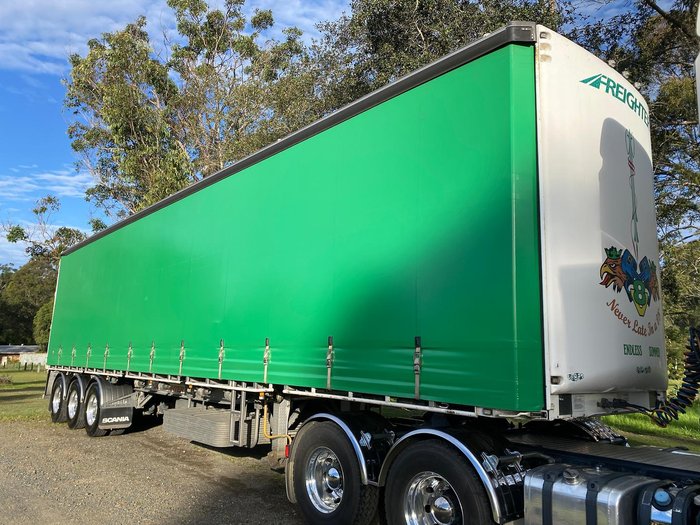 2010 Freighter 22 Pallet 45' Curtainsider Green