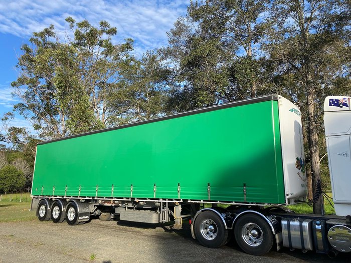 2010 Freighter 22 Pallet 45' Curtainsider Green