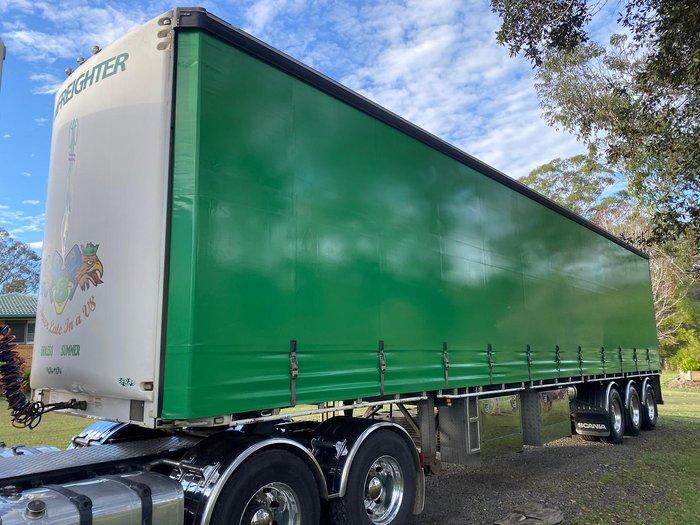 2010 Freighter 22 Pallet 45' Curtainsider Green