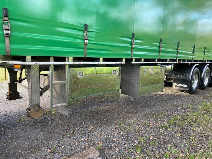 2010 Freighter 22 Pallet 45' Curtainsider Green