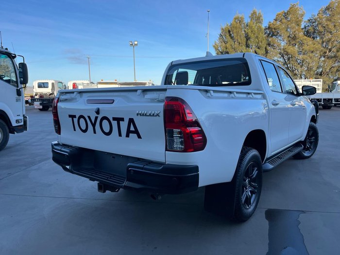 2024 Toyota Hilux SR