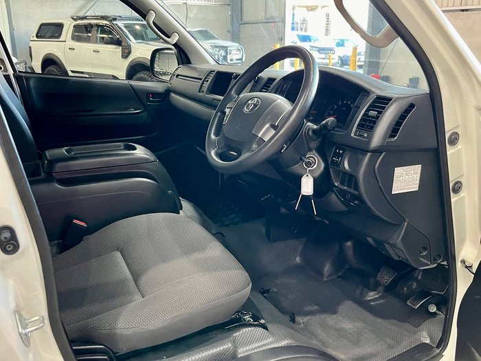 2018 Toyota Hiace Commuter TRH223R French Vanilla