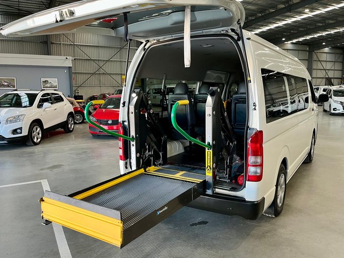 2018 Toyota Hiace Commuter TRH223R French Vanilla