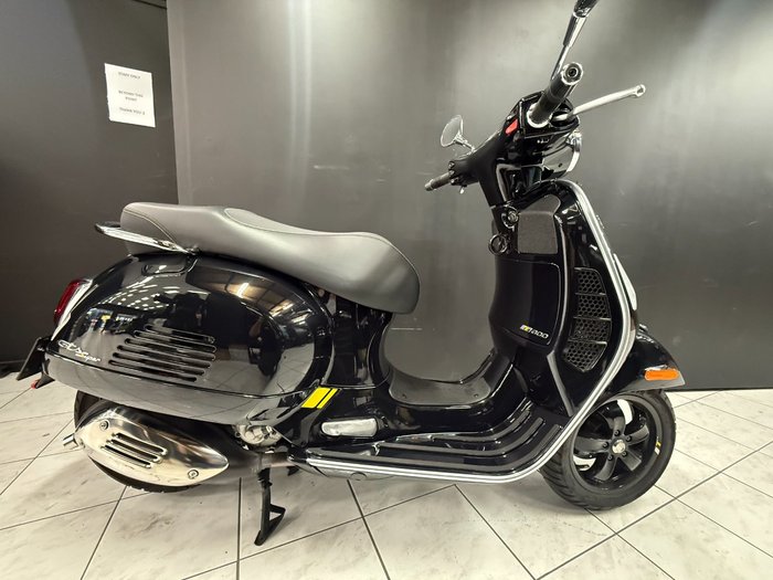 2022 VESPA GTS 300 SUPER SPORT Black