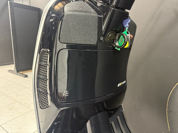 2022 VESPA GTS 300 SUPER SPORT Black