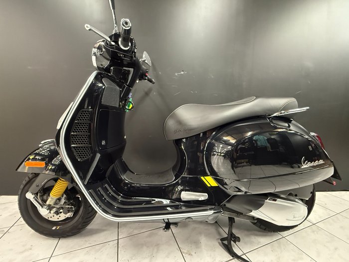 2022 VESPA GTS 300 SUPER SPORT Black