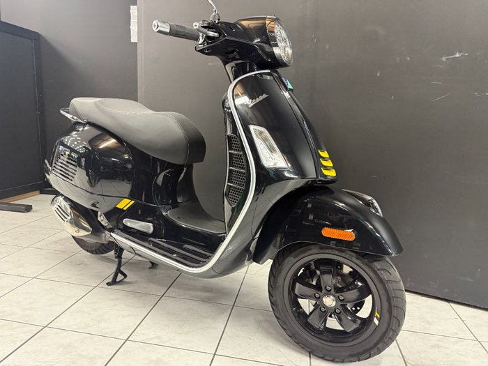 2022 VESPA GTS 300 SUPER SPORT Black