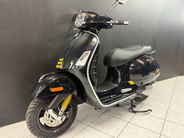 2022 VESPA GTS 300 SUPER SPORT Black